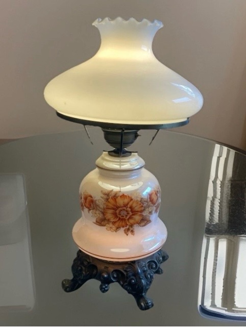 Beautiful Hurricane GWTW 3 way ruffled shade w/floral  base electric lamp